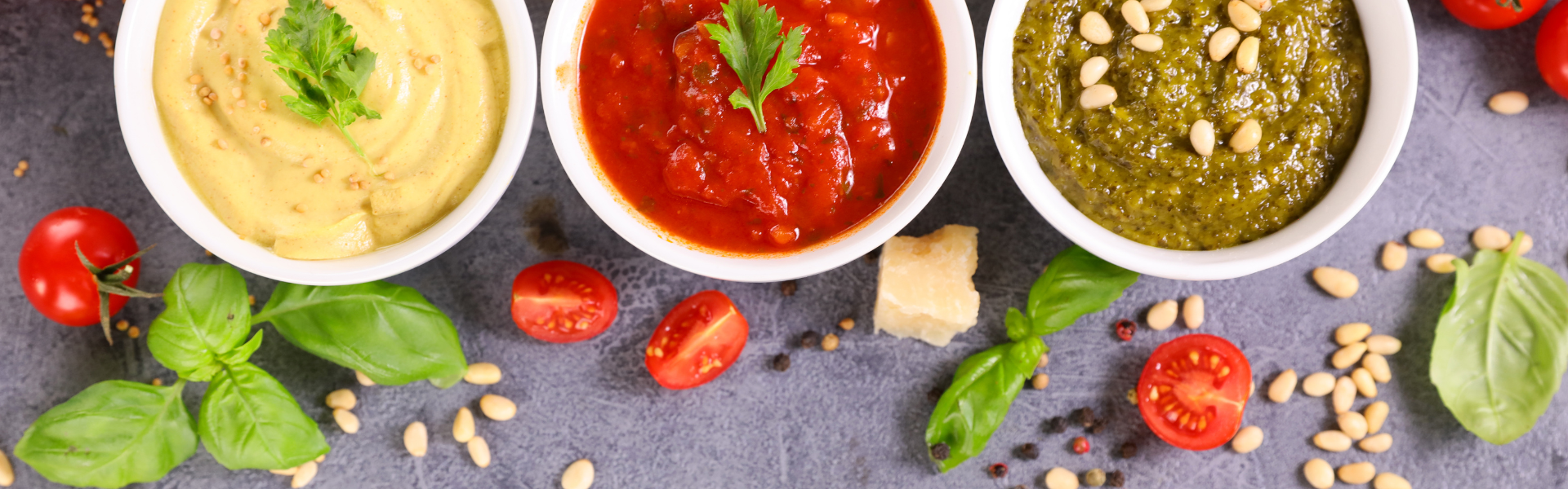 Saucen Pesto und Tomaten